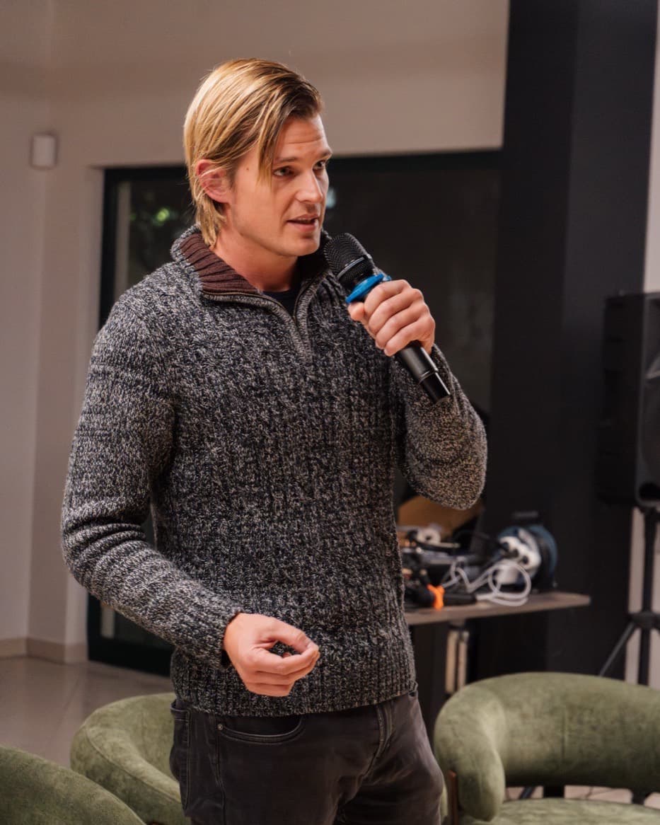 Jens Palsma met een microfoon, midden in een uitleg