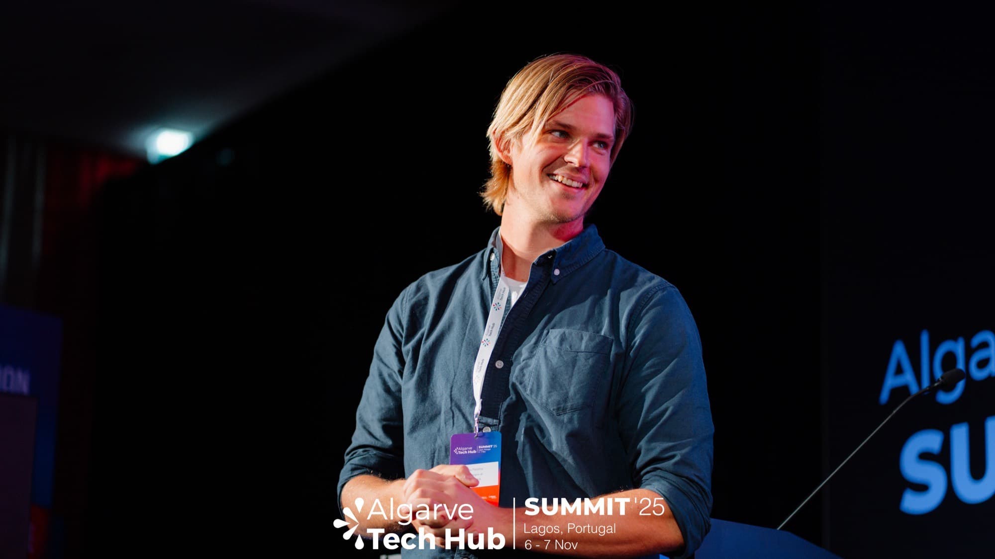 Jens Palsma op het podium van het Algarve Tech Hub Summit 2025 in Lagos, Portugal
