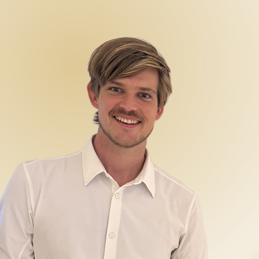 Jens Palsma, lachend, in een wit overhemd