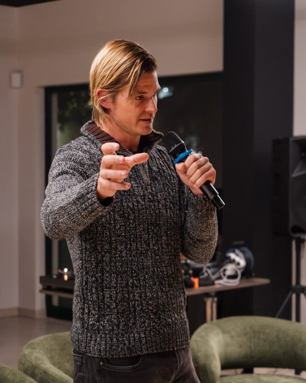 Jens Palsma met een microfoon in de hand, midden in een uitleg